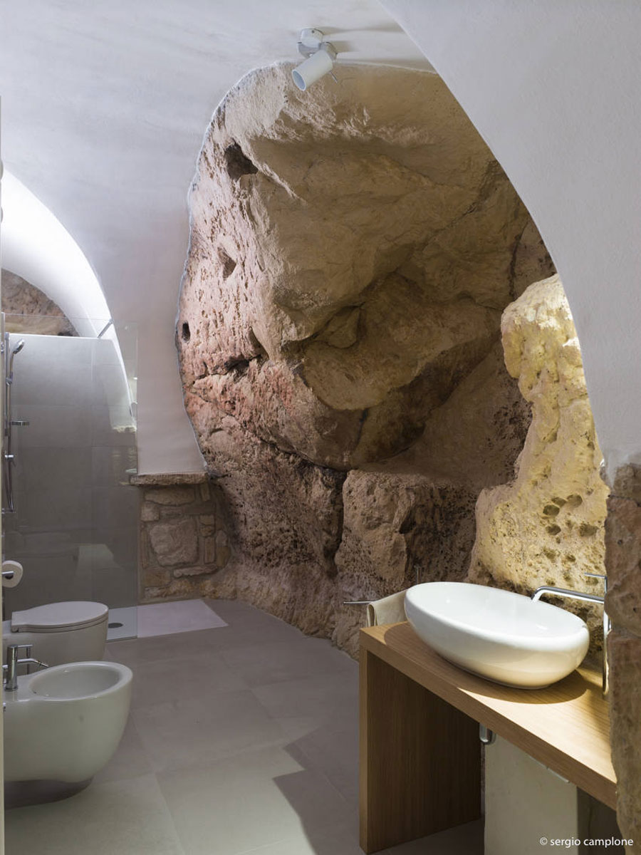 Mompelen Afhaalmaaltijd Onrecht Badkamer van een traditionele stenen woning in Italië - Badkamers  voorbeelden