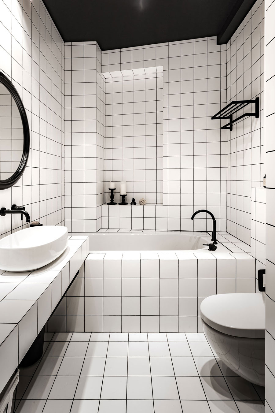 laten vallen Huiswerk maken Haast je Badkamerontwerp met vierkante witte tegels en een zwart plafond - Badkamers  voorbeelden