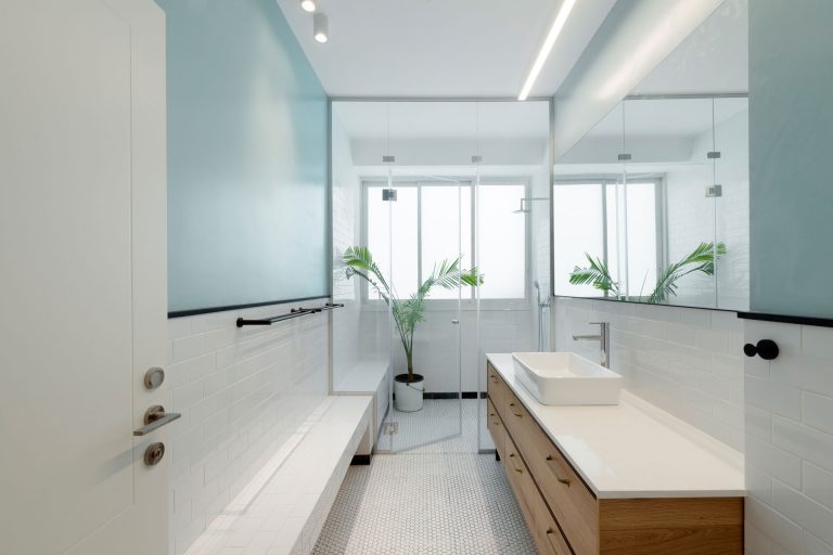 Diepe smalle badkamer met een modern tintje - Badkamers