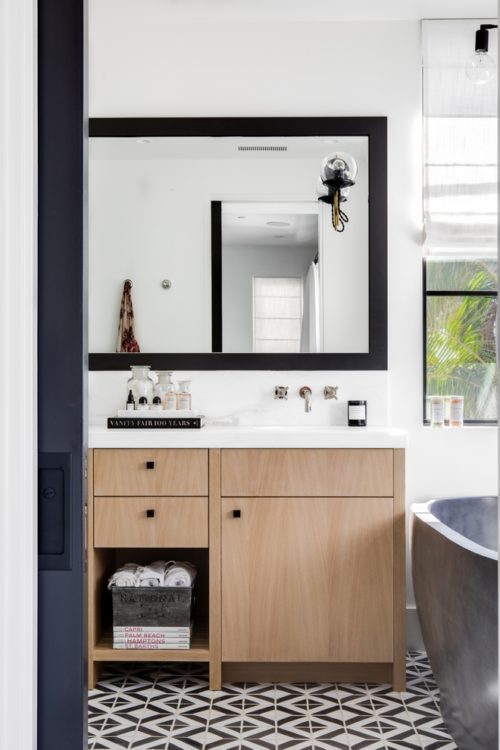 Luxe badkamer ensuite met zwart staal, beton en hout Badkamers