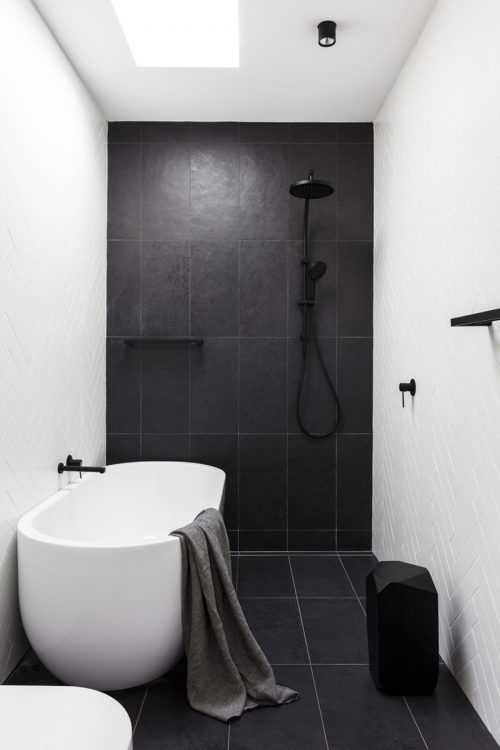 Complex angst Traditie Moderne zwart wit badkamer met witte visgraat wandtegels - Badkamers  voorbeelden