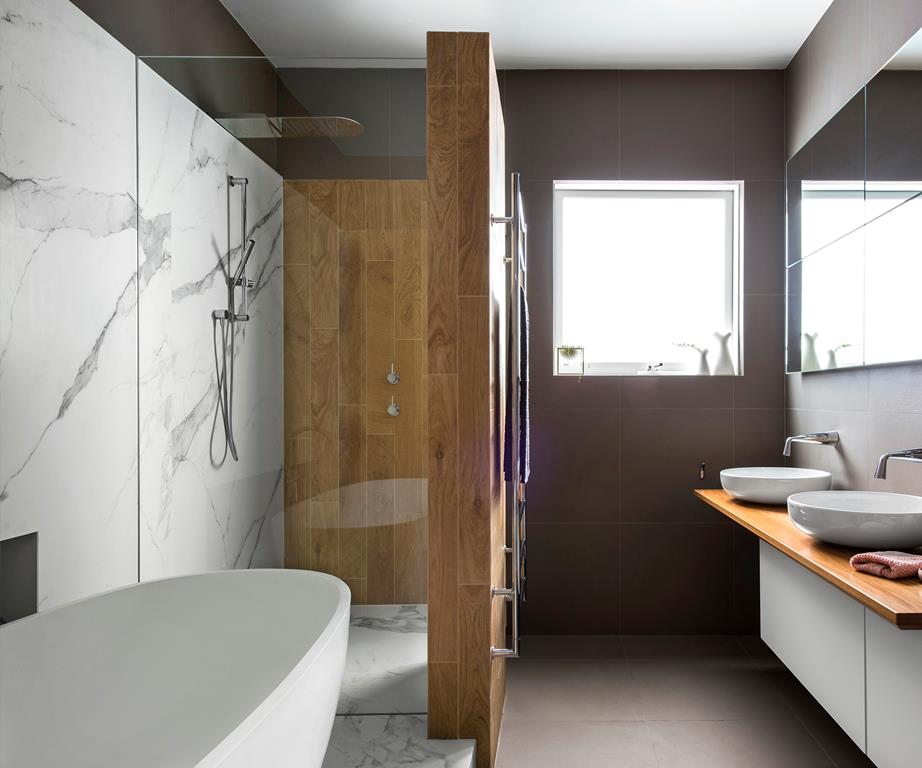 Dynamiek informeel Kinderen Prachtige marmeren en houten badkamer - Badkamers voorbeelden